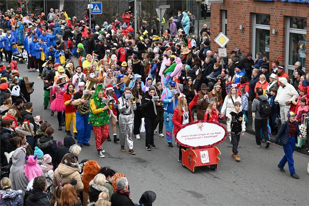 Der Raesfelder Rosenmontagszug zog mit 31 Gruppen durch die Gemeinde.
