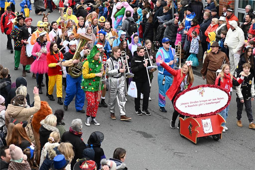 Der Raesfelder Rosenmontagszug zog mit 31 Gruppen durch die Gemeinde.
