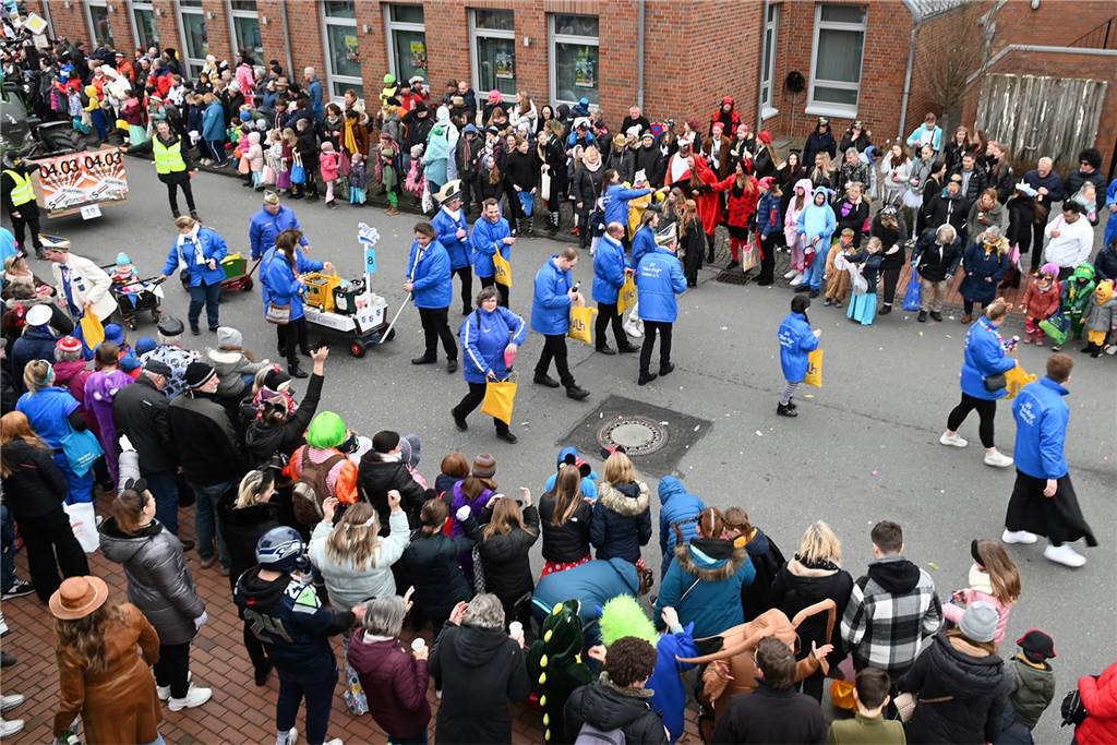 Der Raesfelder Rosenmontagszug zog mit 31 Gruppen durch die Gemeinde.
