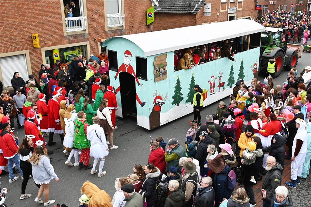 Der Raesfelder Rosenmontagszug zog mit 31 Gruppen durch die Gemeinde.