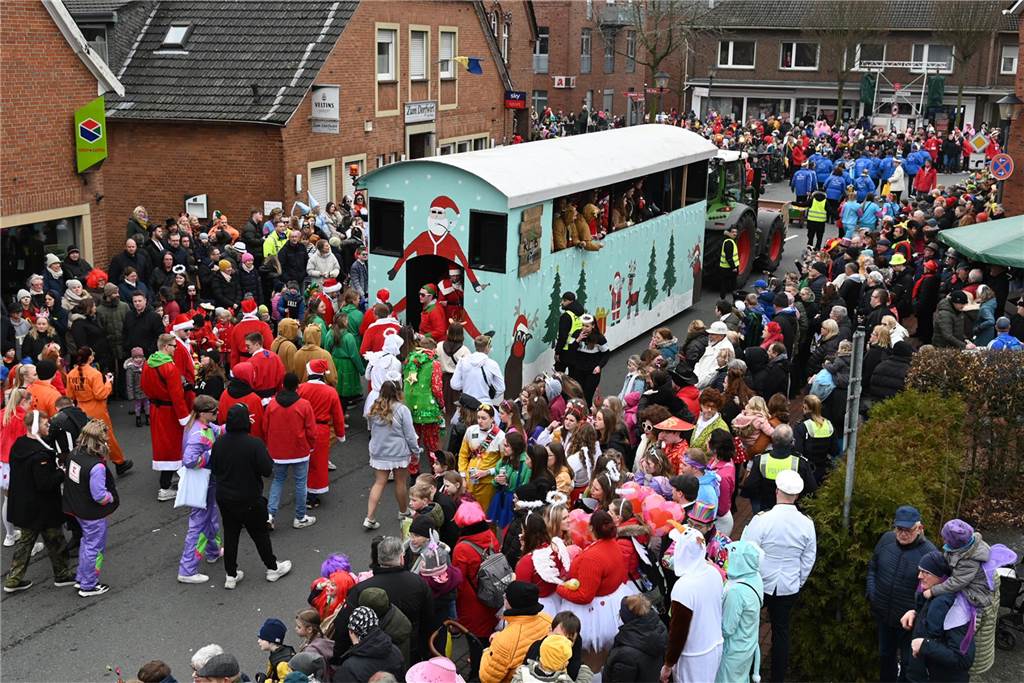 Der Raesfelder Rosenmontagszug zog mit 31 Gruppen durch die Gemeinde.