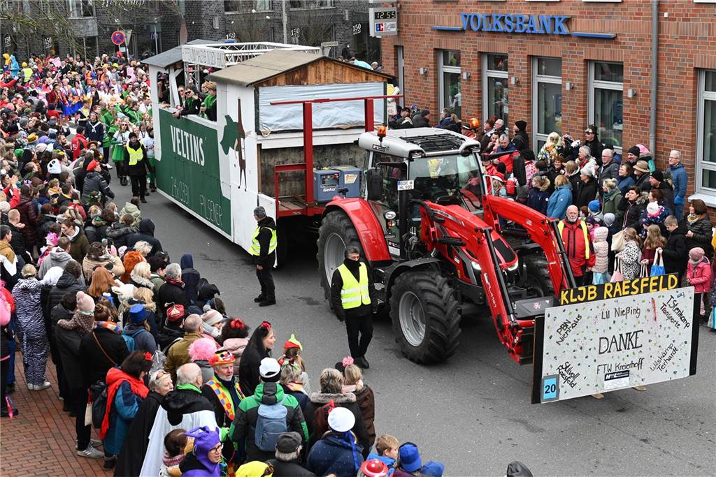 Der Raesfelder Rosenmontagszug zog mit 31 Gruppen durch die Gemeinde.