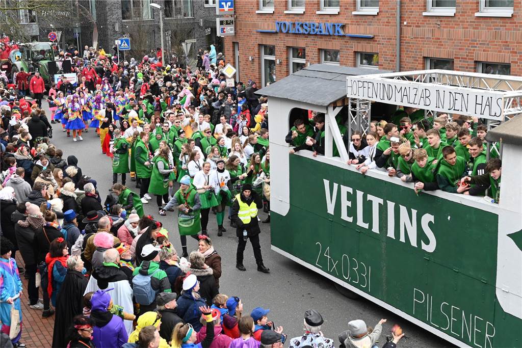 Der Raesfelder Rosenmontagszug zog mit 31 Gruppen durch die Gemeinde.
