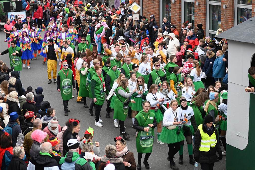 Der Raesfelder Rosenmontagszug zog mit 31 Gruppen durch die Gemeinde.