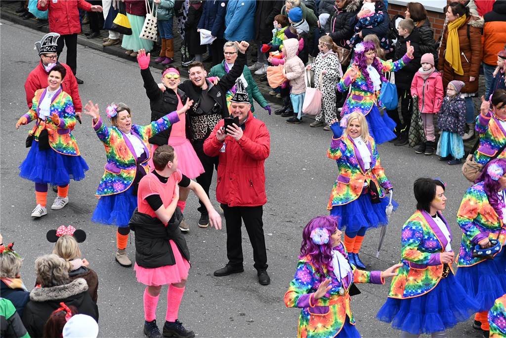 Der Raesfelder Rosenmontagszug zog mit 31 Gruppen durch die Gemeinde.
