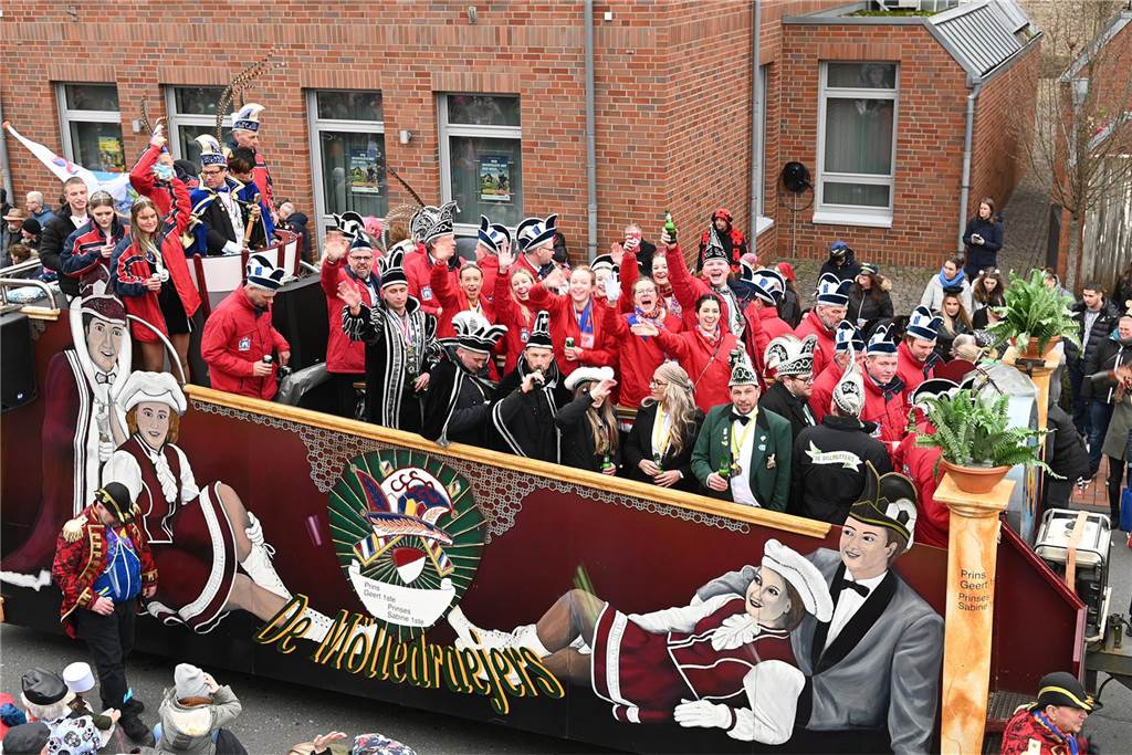 Der Raesfelder Rosenmontagszug zog mit 31 Gruppen durch die Gemeinde.