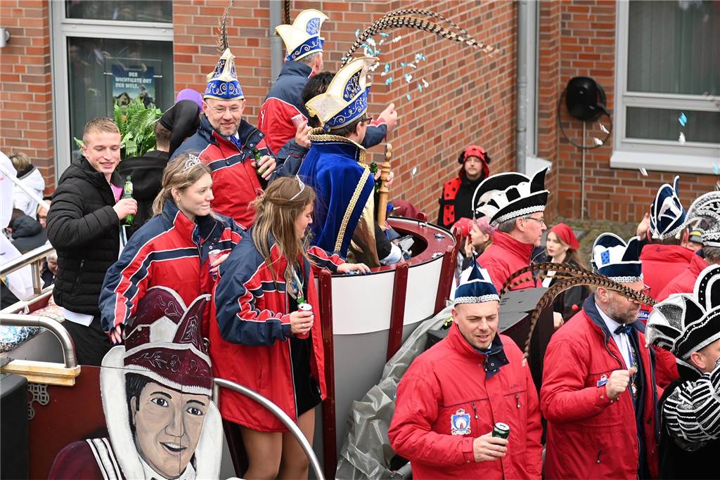 Der Raesfelder Rosenmontagszug zog mit 31 Gruppen durch die Gemeinde.