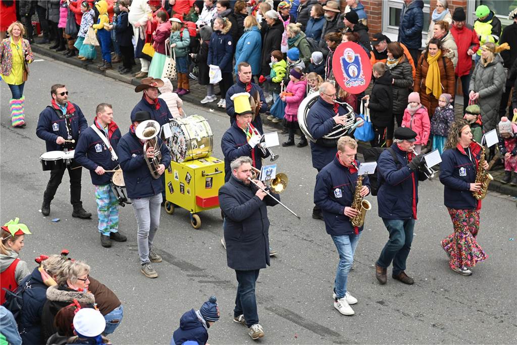 Der Raesfelder Rosenmontagszug zog mit 31 Gruppen durch die Gemeinde.
