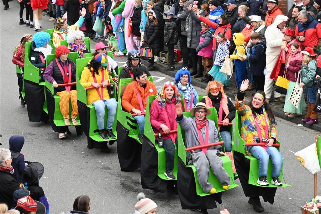 Der Raesfelder Rosenmontagszug zog mit 31 Gruppen durch die Gemeinde.