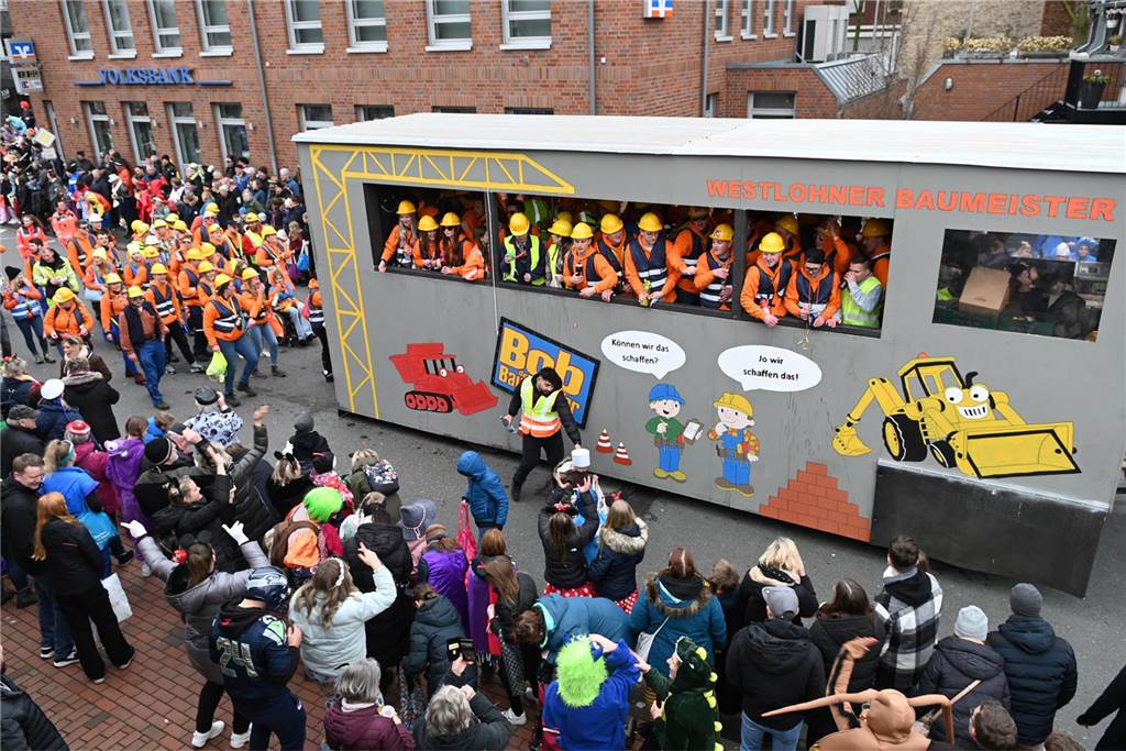 Der Raesfelder Rosenmontagszug zog mit 31 Gruppen durch die Gemeinde.