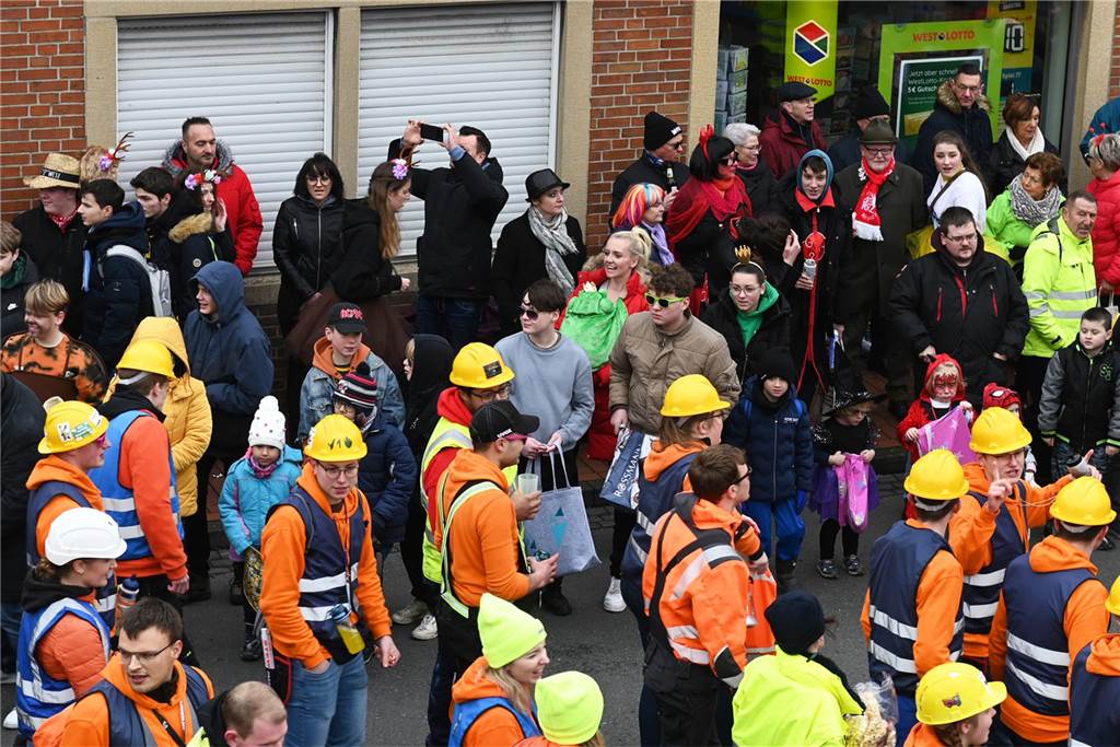 Der Raesfelder Rosenmontagszug zog mit 31 Gruppen durch die Gemeinde.