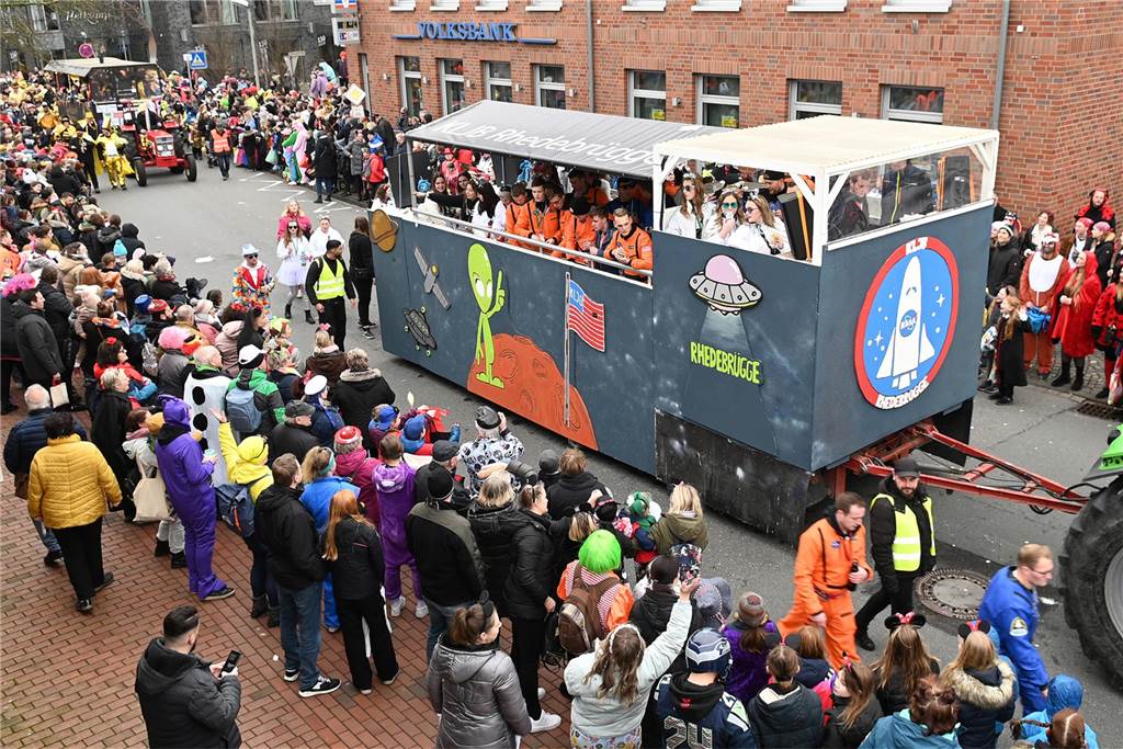 Der Raesfelder Rosenmontagszug zog mit 31 Gruppen durch die Gemeinde.
