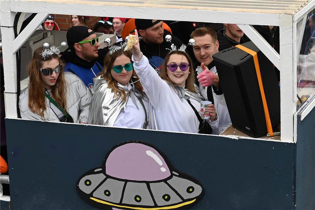 Der Raesfelder Rosenmontagszug zog mit 31 Gruppen durch die Gemeinde.