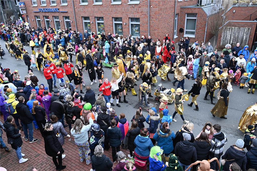 Der Raesfelder Rosenmontagszug zog mit 31 Gruppen durch die Gemeinde.
