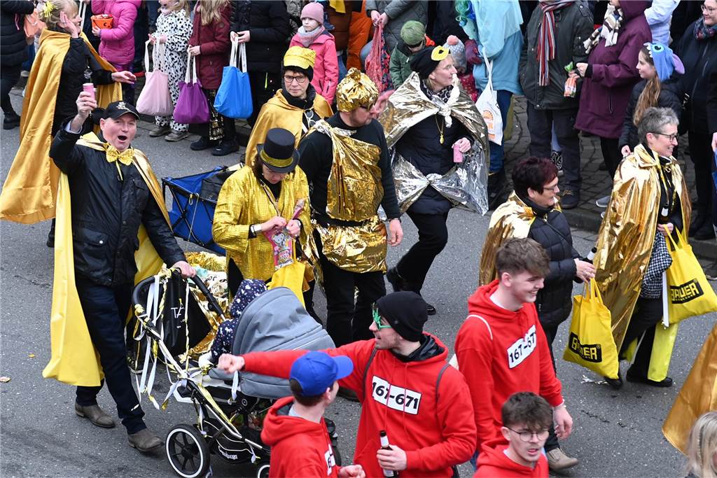 Der Raesfelder Rosenmontagszug zog mit 31 Gruppen durch die Gemeinde.