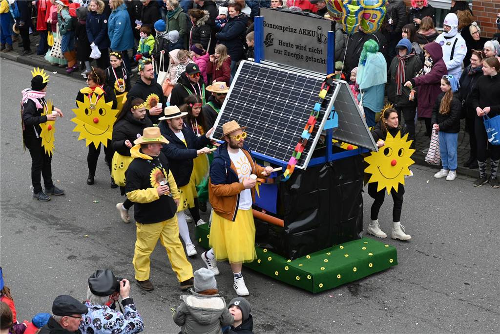 Der Raesfelder Rosenmontagszug zog mit 31 Gruppen durch die Gemeinde.