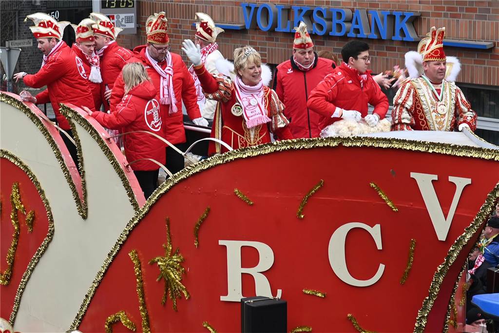 Der Raesfelder Rosenmontagszug zog mit 31 Gruppen durch die Gemeinde.