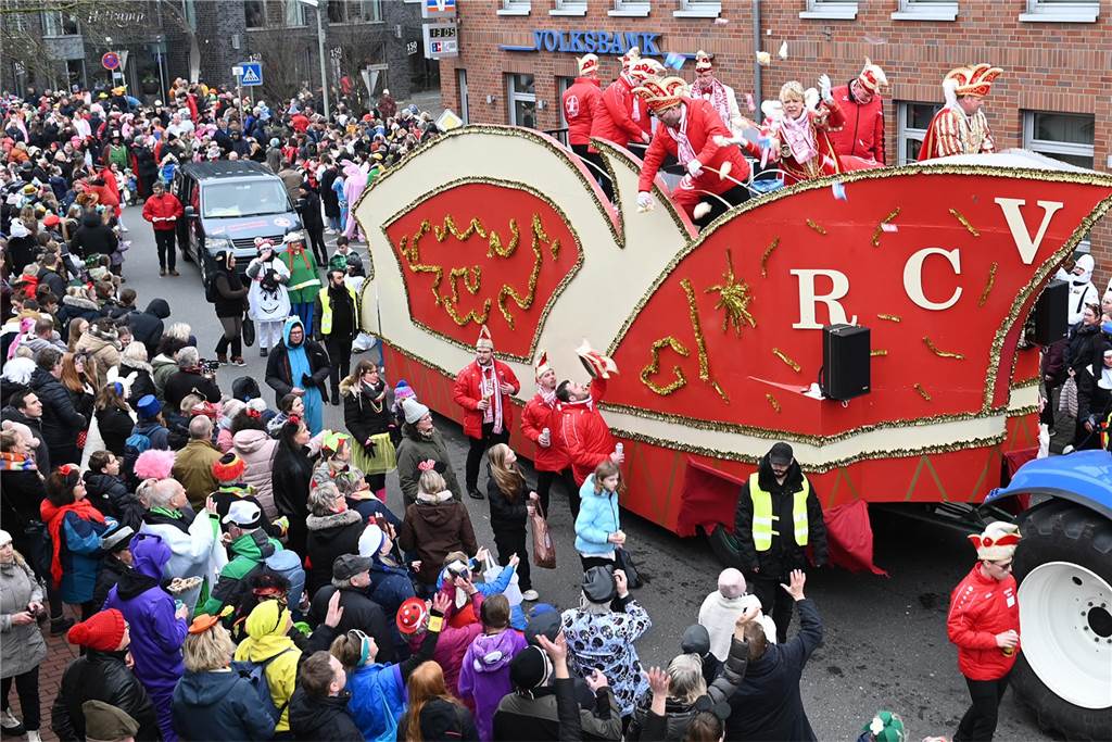 Der Raesfelder Rosenmontagszug zog mit 31 Gruppen durch die Gemeinde.
