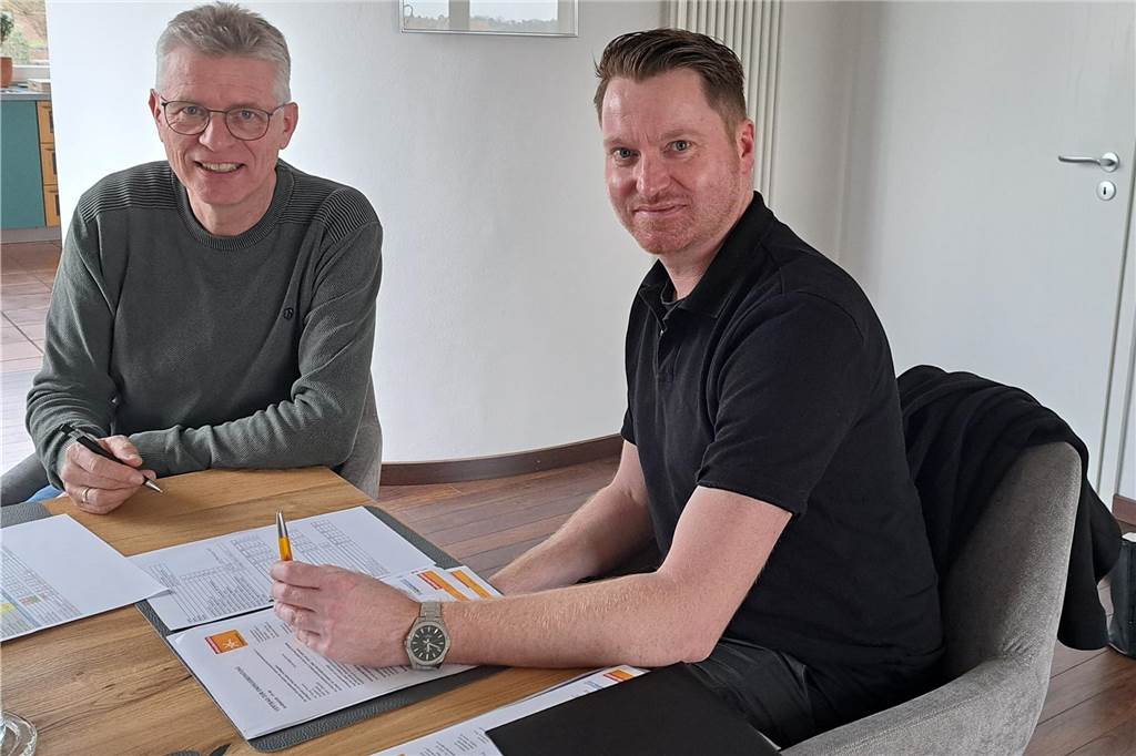 Sonderaktion „Energetisch Sanieren“ ist in Raesfeld im vollen Gange Der Raesfelder Thomas Fischedick lässt sich von Energieberater Christoph Kettermann speziell zur Umrüstung auf eine Wärmepumpe und die möglichen finanziellen Förderungen beraten.