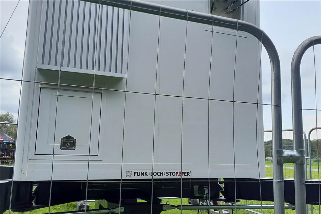Der rätselhafte Container auf Stahlträgern in Lenklar verrät, wie er heißt: Funklochstopfer.