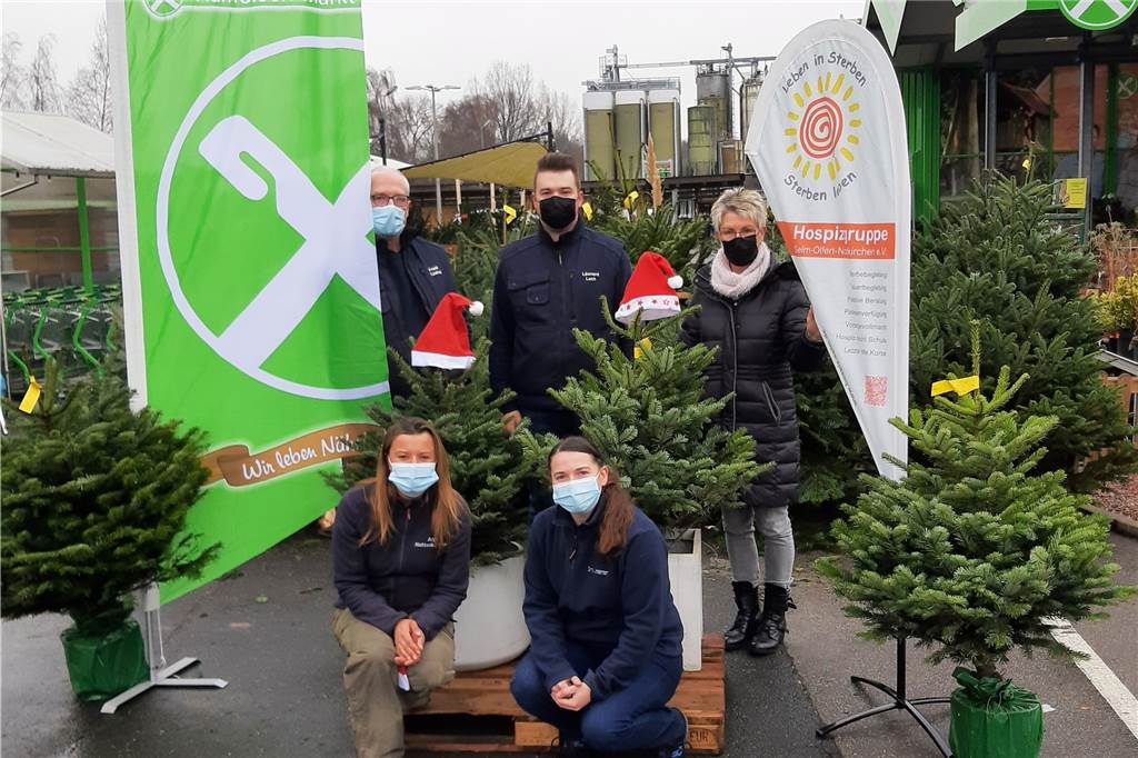 Weihnachtsbäume: Hier gibt es sie in Selm, Lünen, Olfen und Nordkirchen Der Raiffeisen-Markt in Selm spendet pro Weihnachtsbaum 3 Euro an die Hospizgruppe Selm, Olfen, Nordkirchen e.V.. Personen auf dem Bild von links oben nach rechts unten: Frank Czakay (Marktleiter Raiffeisen-Markt Selm), Léonard Loch, Dorothea Stockmann (Koordinatorin der Hospizgruppe Selm-Olfen-Nordkirchen e.V.), Anja Nottenkämper, Simone Lendermann.