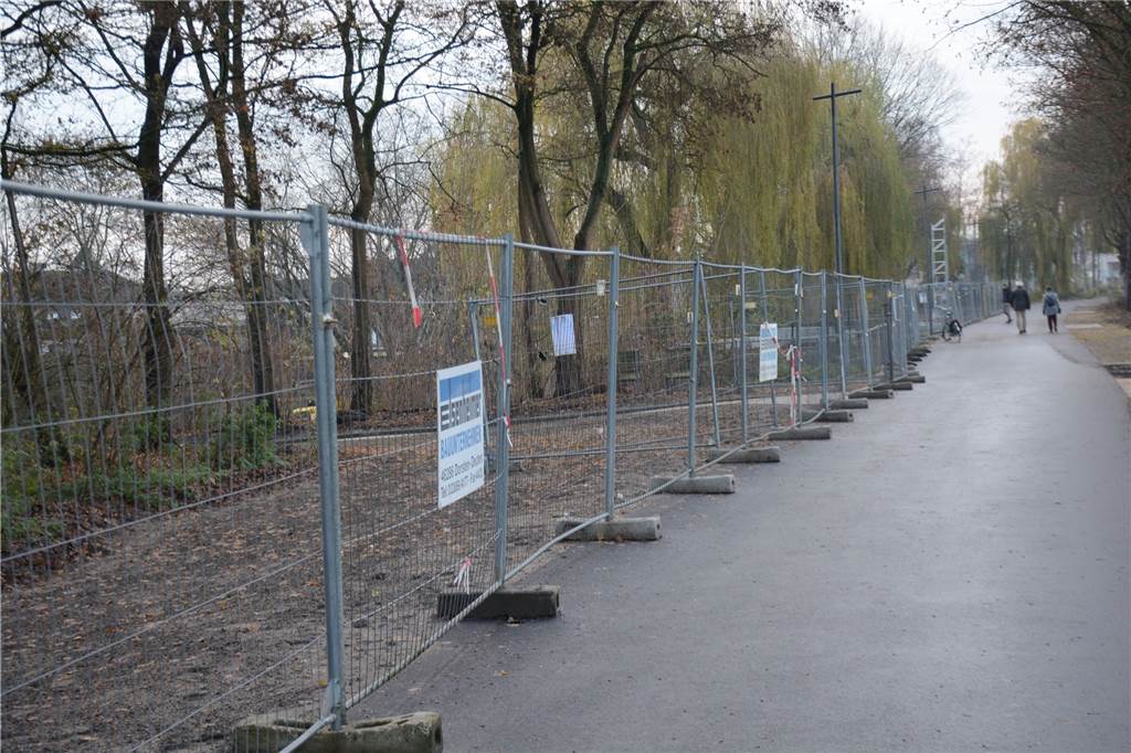 Was sich hinter den Zick-Zack-Bauarbeiten nahe der Altstadt verbirgt Der Randstreifen am frisch sanieren Kanaluferweg ist noch abgezäunt, soll aber bis Frühjahr begrünt sein.