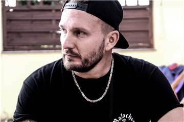 Der Rapper „M.I.K.I.“ belegte mit seinem zweiten Album „Kurvenmukke 2“ den 6. Platz der deutschen Charts