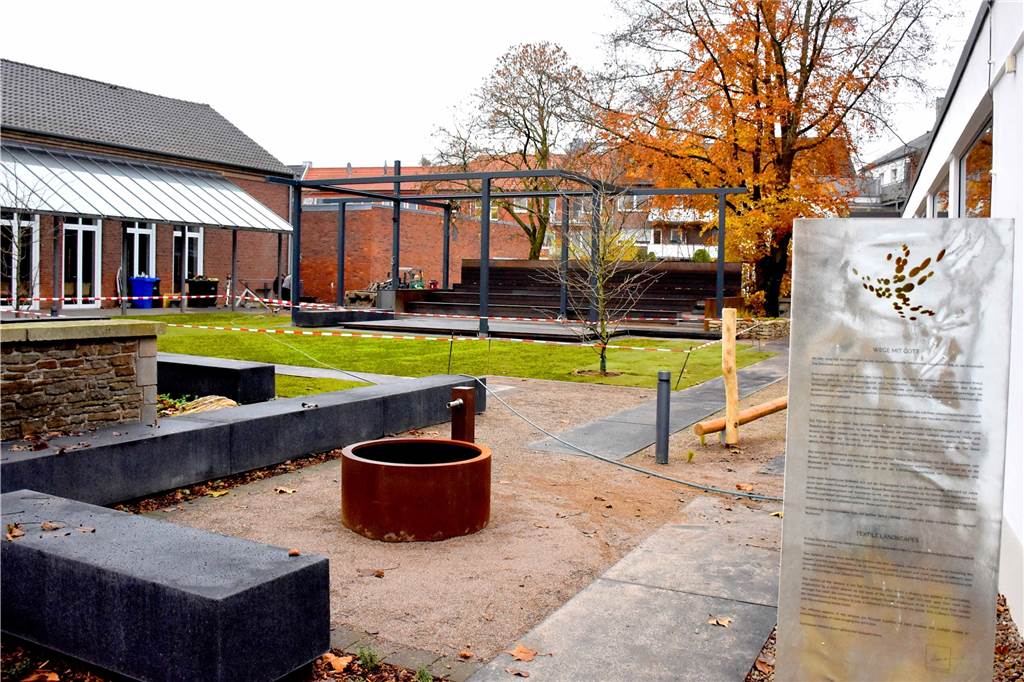 Christuskirche erstrahlt in neuem Licht – Gartenpark verzögert sich Der Rasen im neugestalteten Gartenpark zwischen Christuskirche und Dorothee-Sölle-Haus muss erst noch anwachsen. Das geplante Eröffnungsfest wird deswegen auf das kommende Frühjahr verschoben.