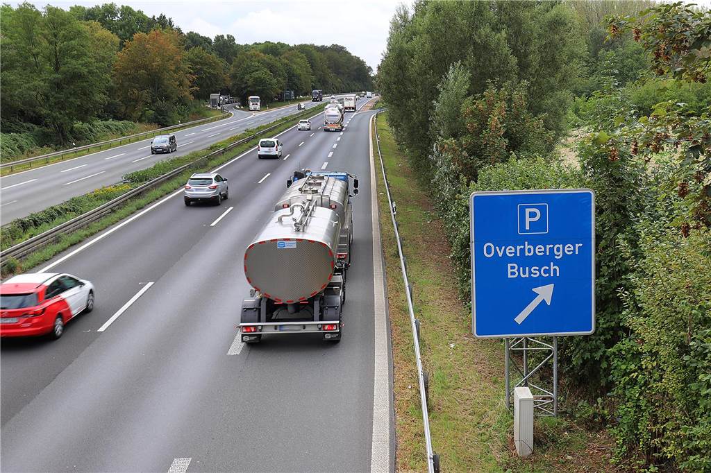 Ausbau der A1: Alle Brücken über die Autobahn müssen neu gebaut werden Hinweisschild auf den Rastplatz Overberger Busch.