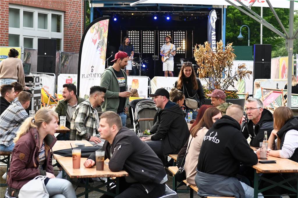 Der Rathaus-Vorplatz in Schermbeck verwandelt sich an diesem Wochenende in ein "Street Beach Festival".
