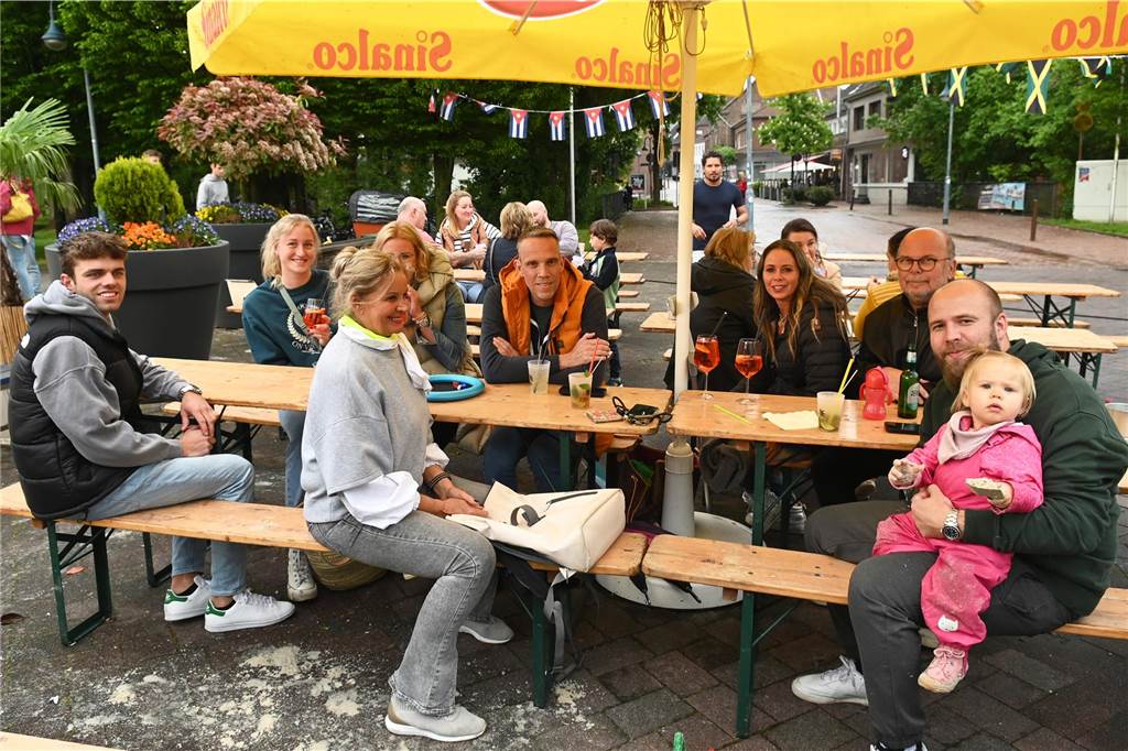 Der Rathaus-Vorplatz in Schermbeck verwandelt sich an diesem Wochenende in ein "Street Beach Festival".