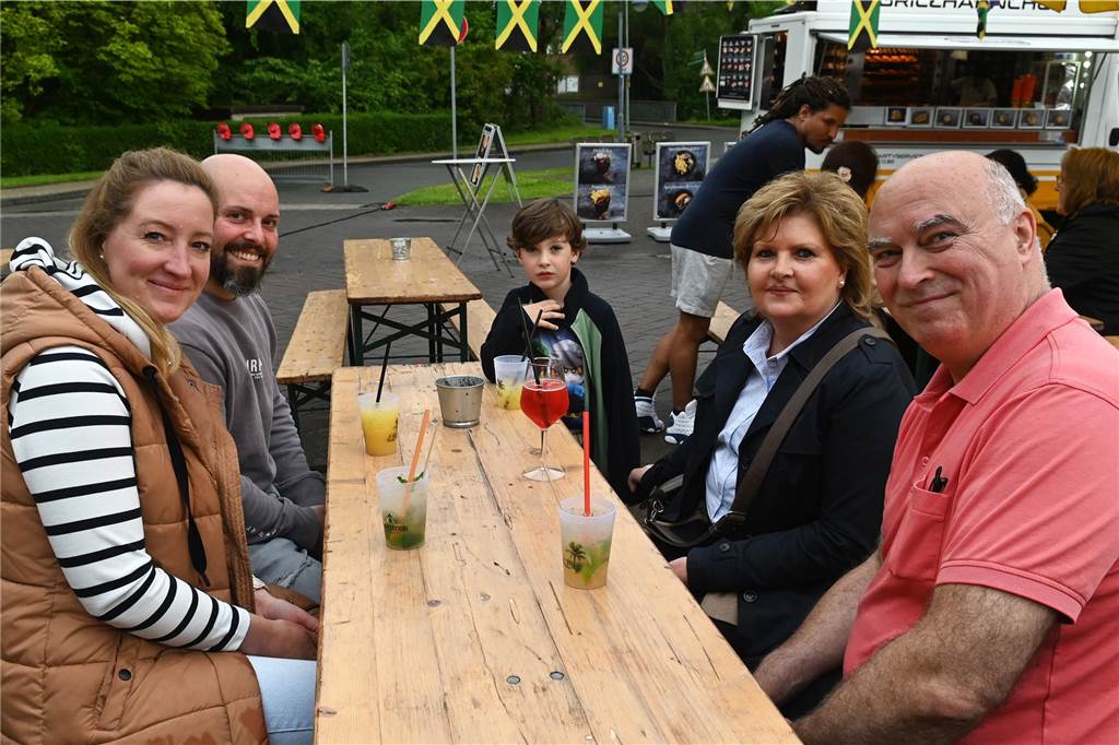 Der Rathaus-Vorplatz in Schermbeck verwandelt sich an diesem Wochenende in ein "Street Beach Festival".