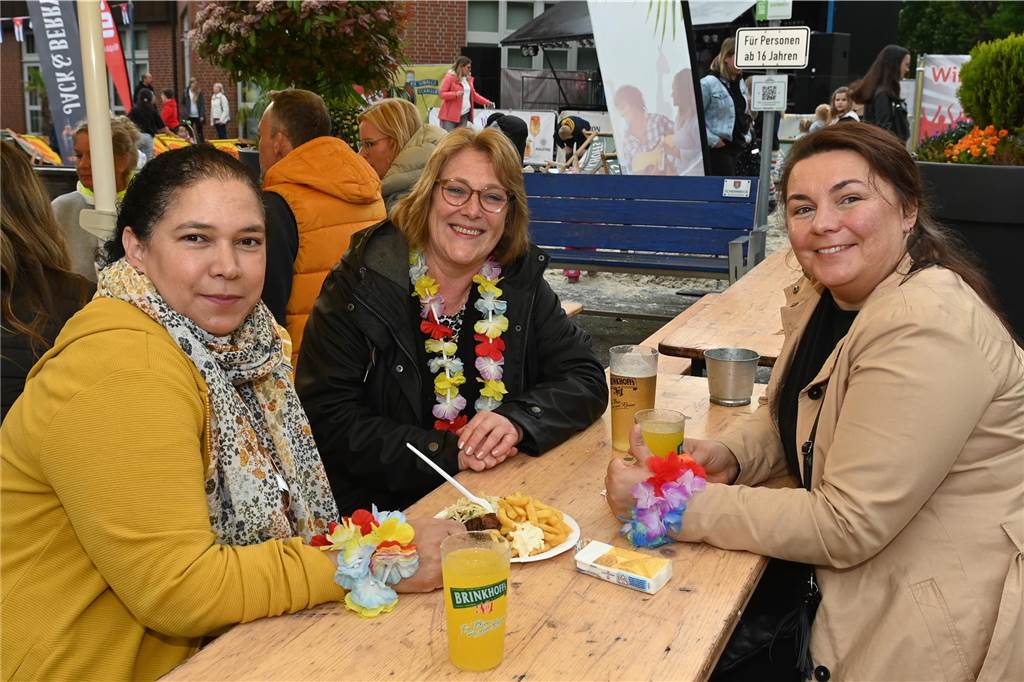 Der Rathaus-Vorplatz in Schermbeck verwandelt sich an diesem Wochenende in ein "Street Beach Festival".