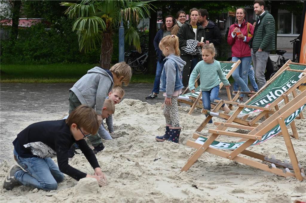 Der Rathaus-Vorplatz in Schermbeck verwandelt sich an diesem Wochenende in ein "Street Beach Festival".