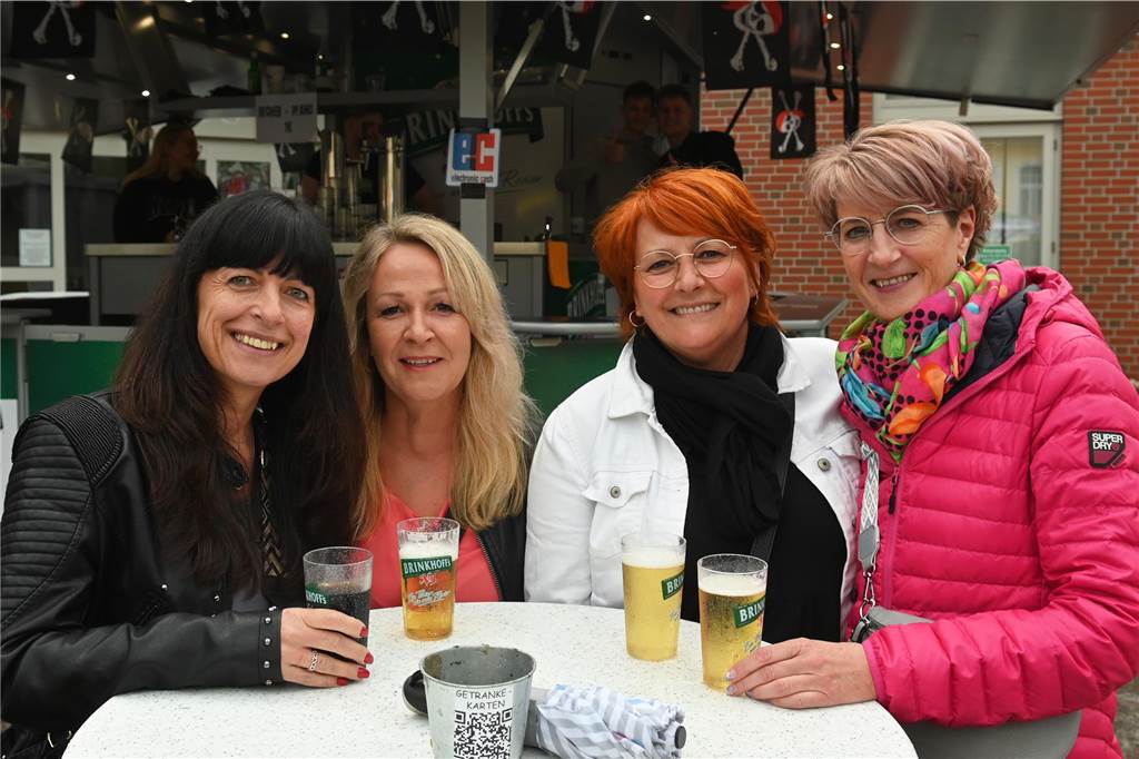 Der Rathaus-Vorplatz in Schermbeck verwandelt sich an diesem Wochenende in ein "Street Beach Festival".
