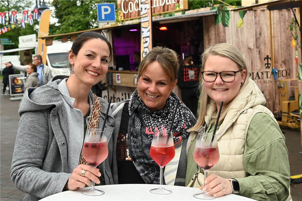 Der Rathaus-Vorplatz in Schermbeck verwandelt sich an diesem Wochenende in ein "Street Beach Festival".