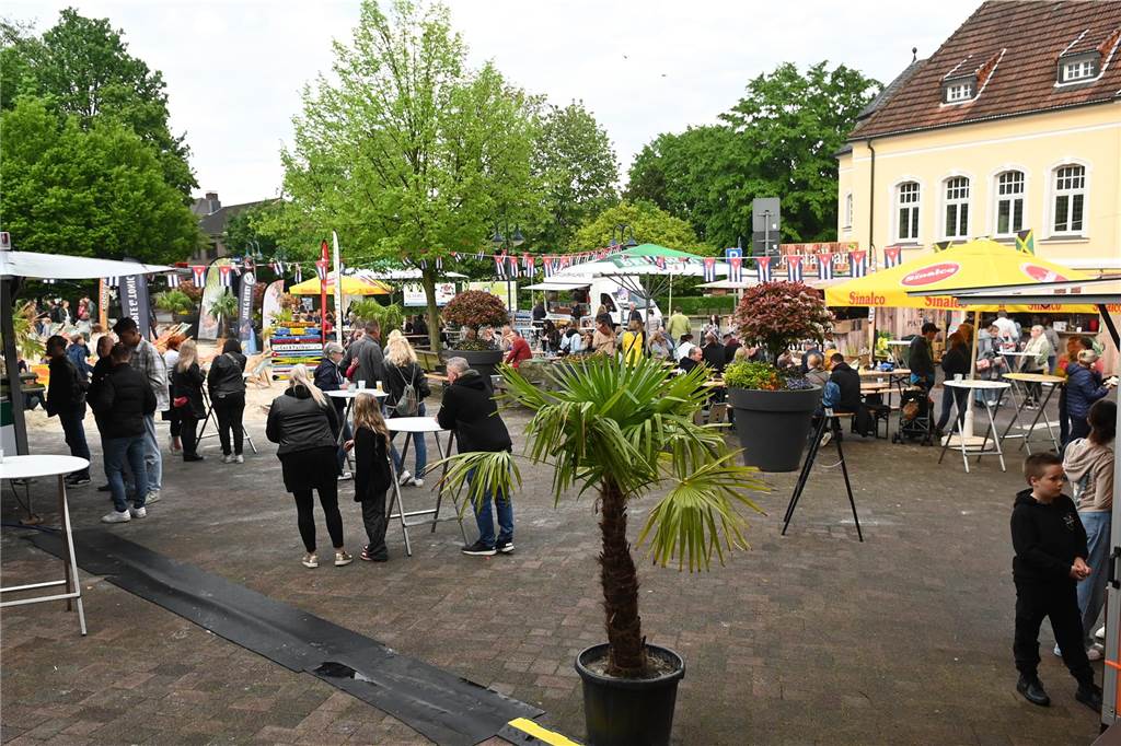 Der Rathaus-Vorplatz in Schermbeck verwandelt sich an diesem Wochenende in ein "Street Beach Festival".