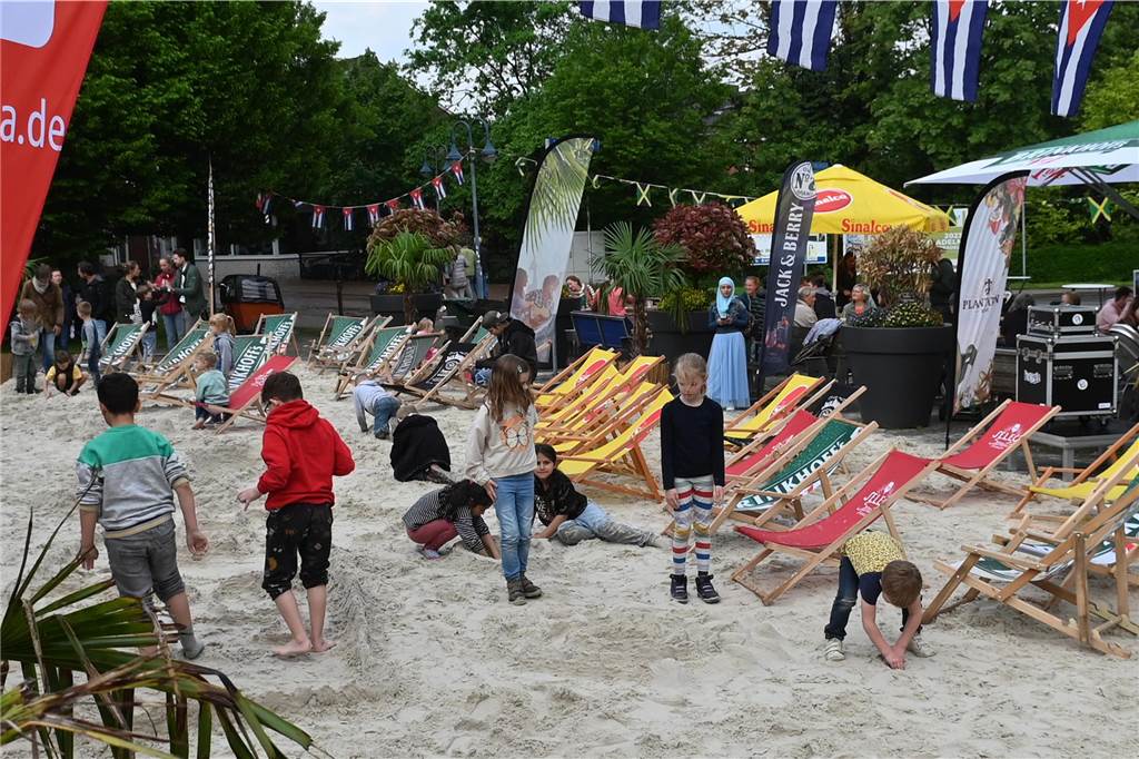 Der Rathaus-Vorplatz in Schermbeck verwandelt sich an diesem Wochenende in ein "Street Beach Festival".