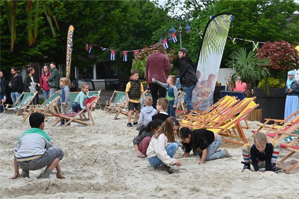 Der Rathaus-Vorplatz in Schermbeck verwandelt sich an diesem Wochenende in ein "Street Beach Festival".