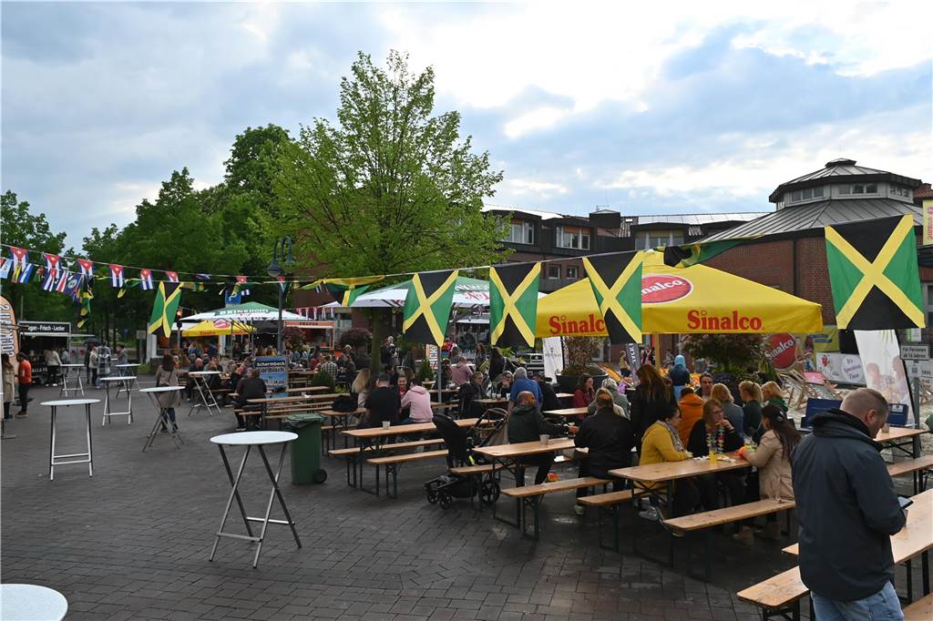 Der Rathaus-Vorplatz in Schermbeck verwandelt sich an diesem Wochenende in ein "Street Beach Festival".