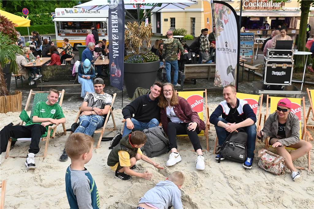 Der Rathaus-Vorplatz in Schermbeck verwandelt sich an diesem Wochenende in ein "Street Beach Festival".