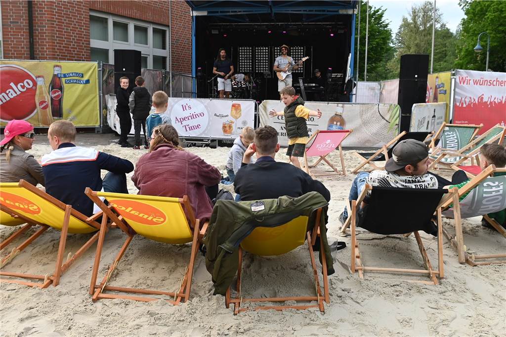 Der Rathaus-Vorplatz in Schermbeck verwandelt sich an diesem Wochenende in ein "Street Beach Festival".