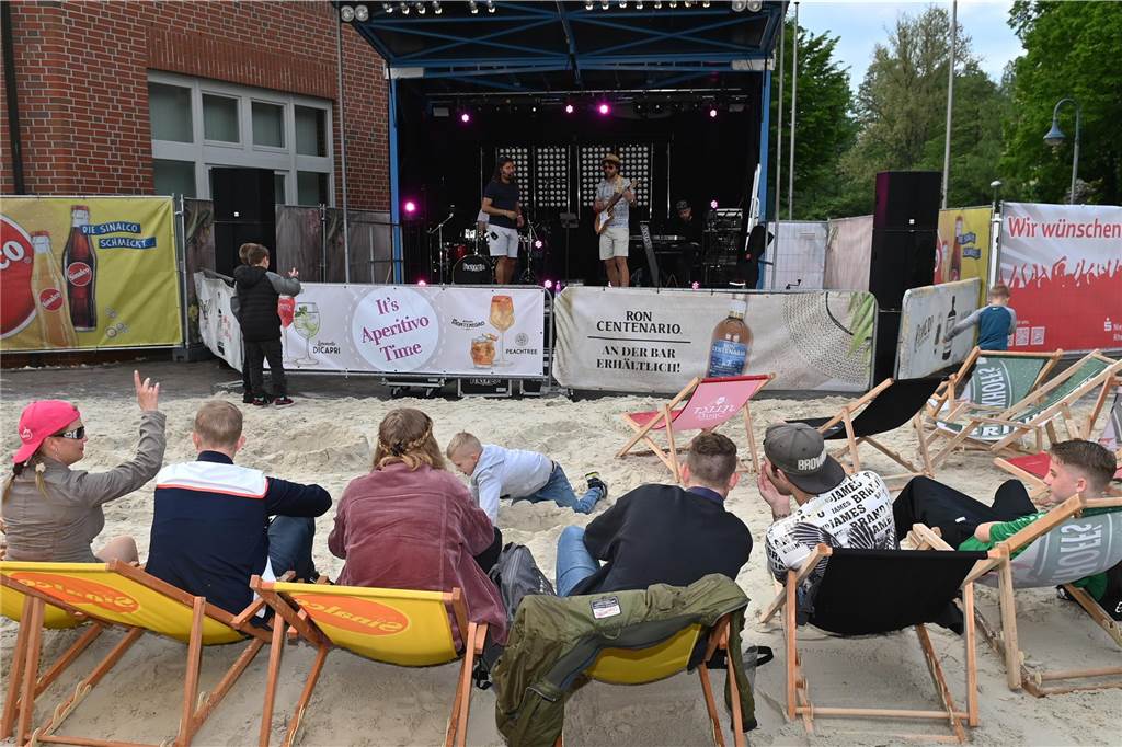 Der Rathaus-Vorplatz in Schermbeck verwandelt sich an diesem Wochenende in ein "Street Beach Festival".