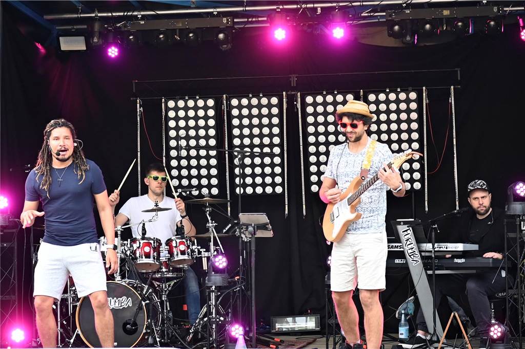 Der Rathaus-Vorplatz in Schermbeck verwandelt sich an diesem Wochenende in ein "Street Beach Festival".