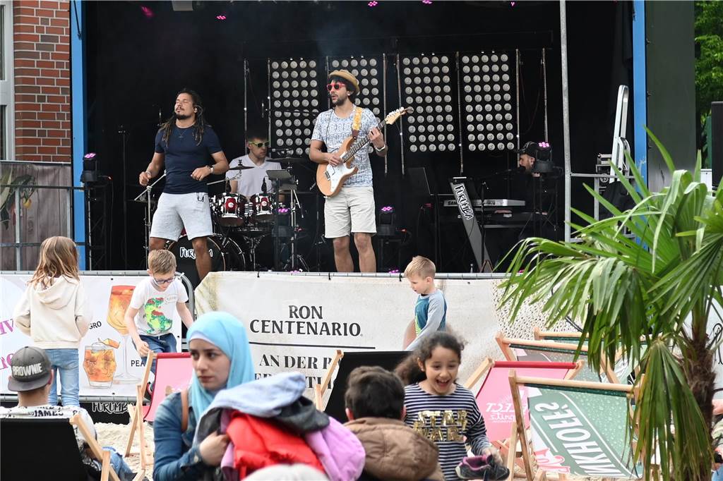 Der Rathaus-Vorplatz in Schermbeck verwandelt sich an diesem Wochenende in ein "Street Beach Festival".