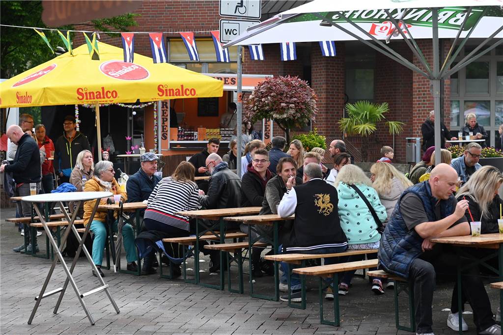 Der Rathaus-Vorplatz in Schermbeck verwandelt sich an diesem Wochenende in ein "Street Beach Festival".