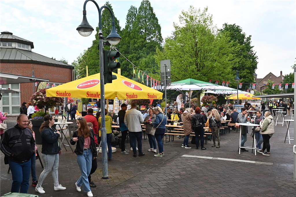 Der Rathaus-Vorplatz in Schermbeck verwandelt sich an diesem Wochenende in ein "Street Beach Festival".