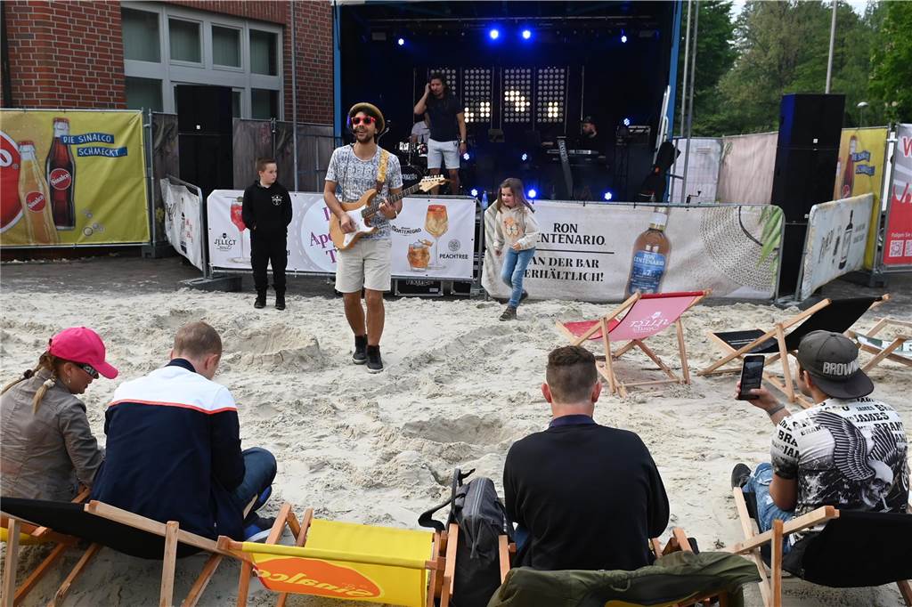 Der Rathaus-Vorplatz in Schermbeck verwandelt sich an diesem Wochenende in ein "Street Beach Festival".