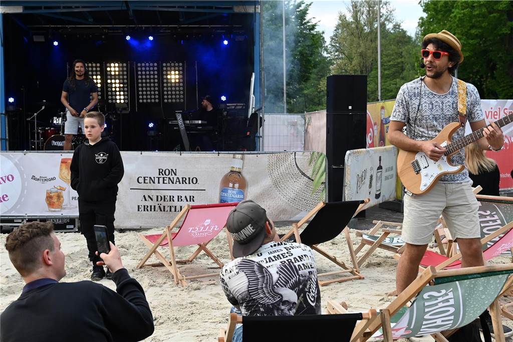 Der Rathaus-Vorplatz in Schermbeck verwandelt sich an diesem Wochenende in ein "Street Beach Festival".