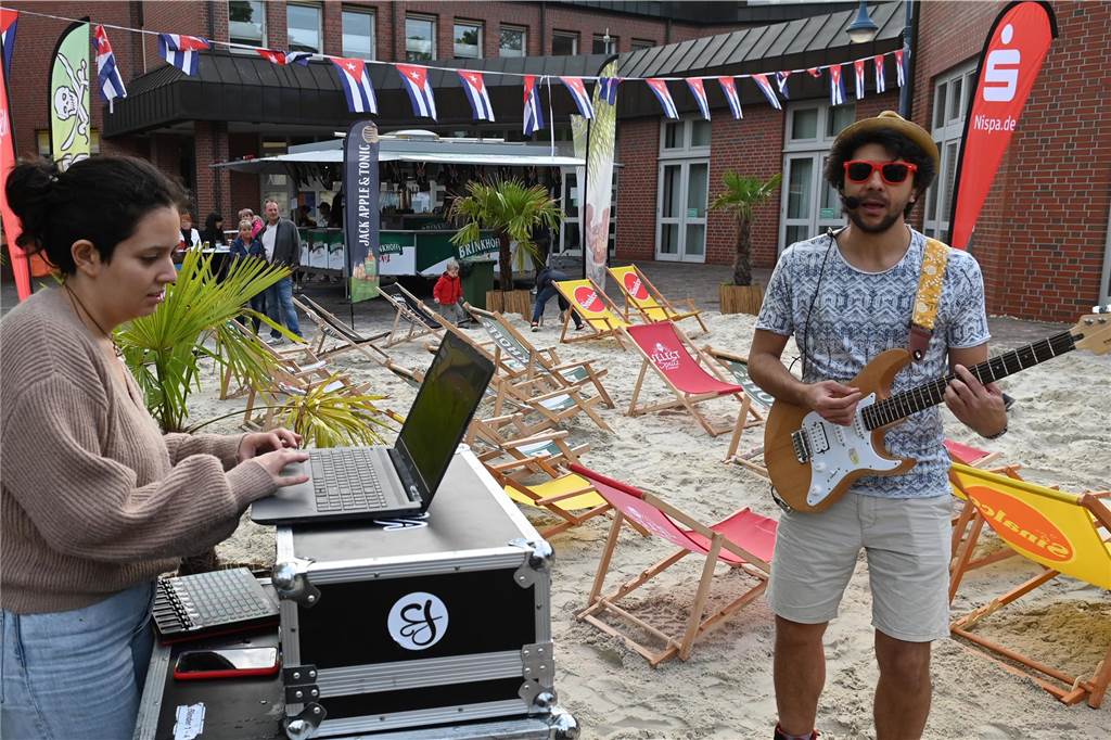 Der Rathaus-Vorplatz in Schermbeck verwandelt sich an diesem Wochenende in ein "Street Beach Festival".